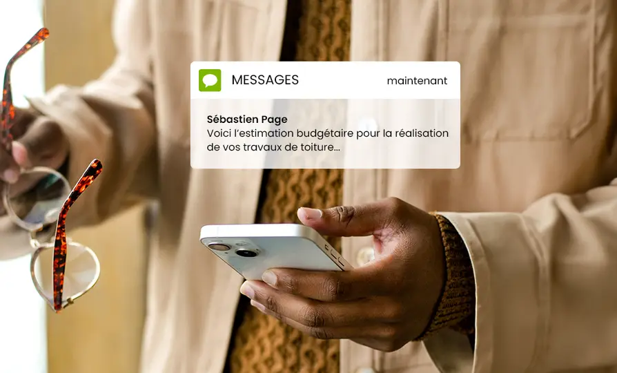 Un artisan chiffre un devis sur sa tablette, sur le chantier